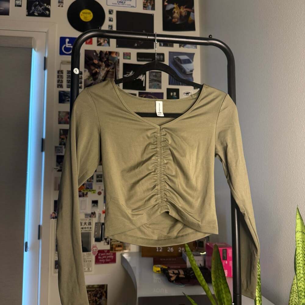 All In Motion Green Ruched V-Neck Long Sleeve Crop Top S